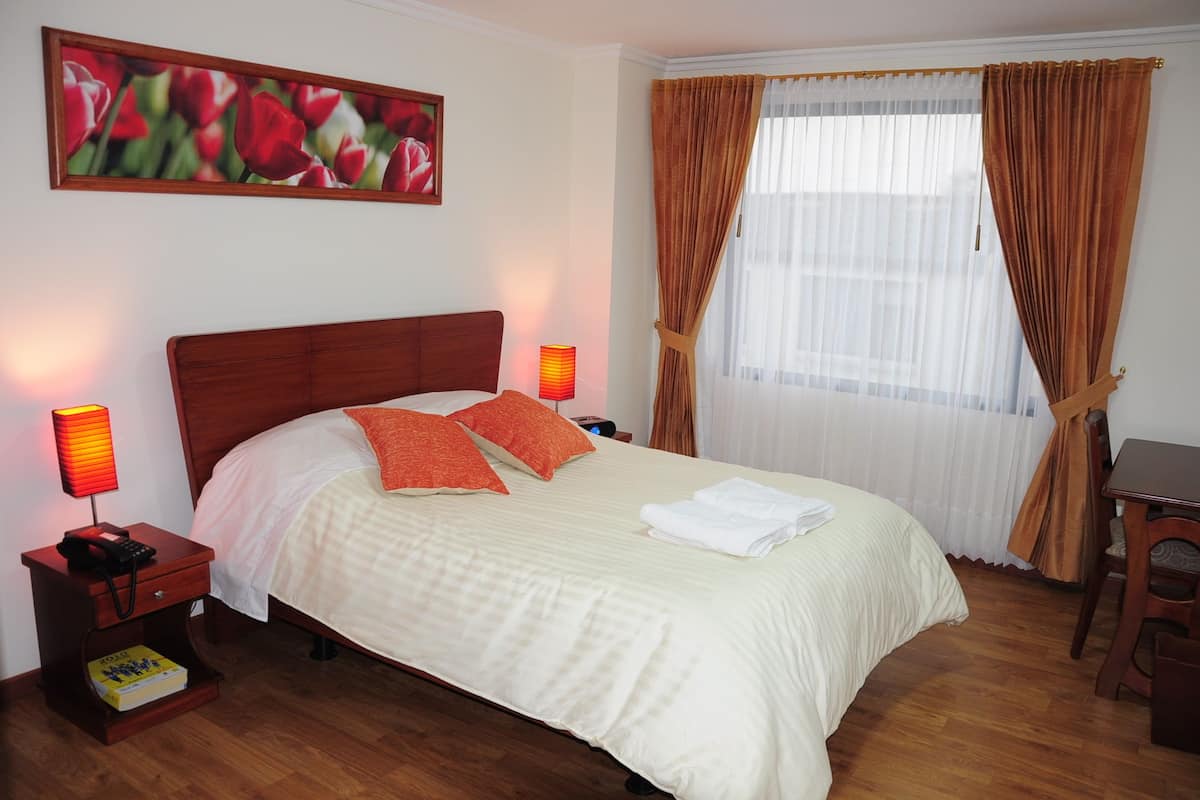 Luxe beddengoed, donzen dekbedden, een minibar, een kluis op de kamer