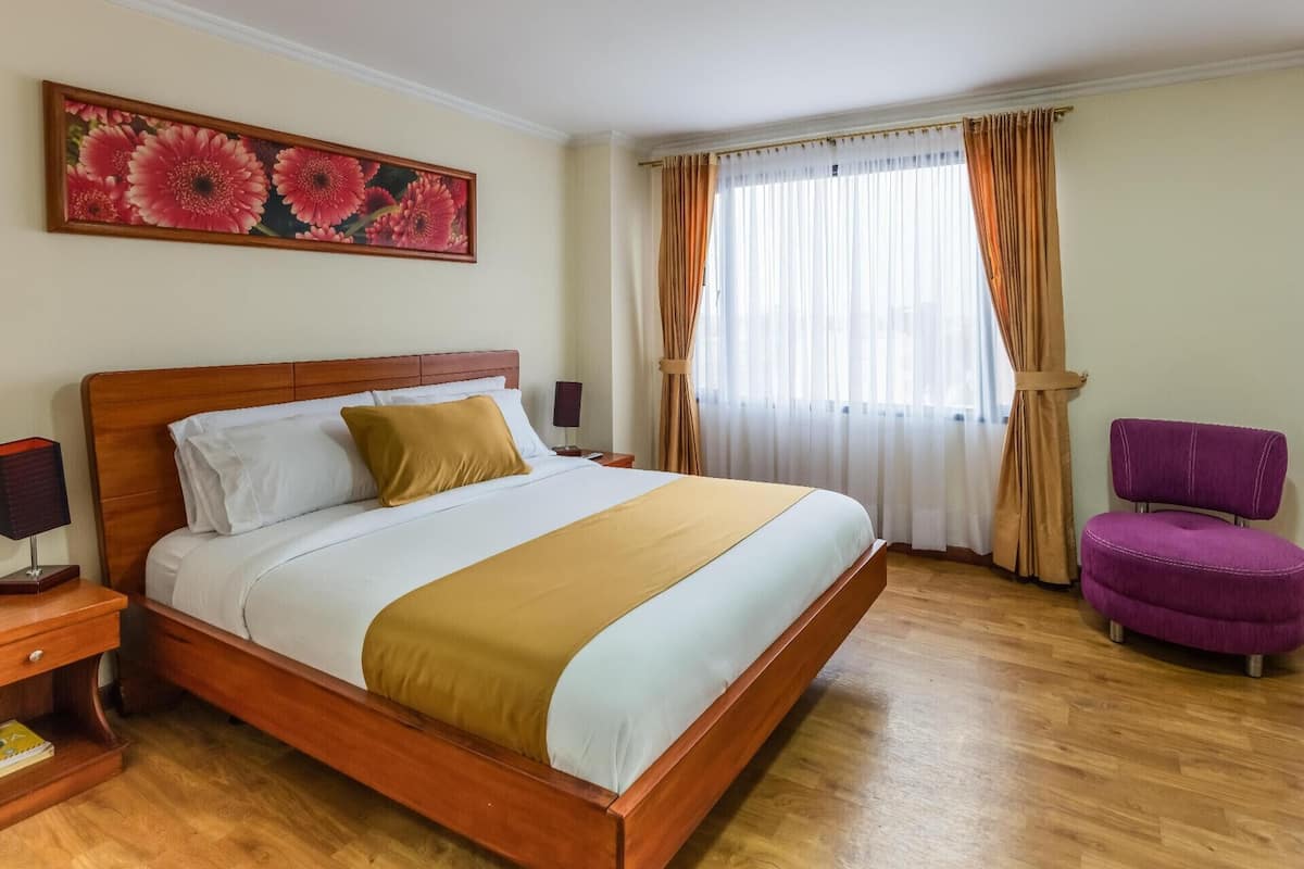 Luxe beddengoed, donzen dekbedden, een minibar, een kluis op de kamer