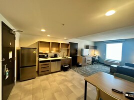 Habitación, 1 cama de matrimonio grande (3x3 Transfer Shower) | Cocina privada | Frigorífico grande, microondas, horno y lavavajillas