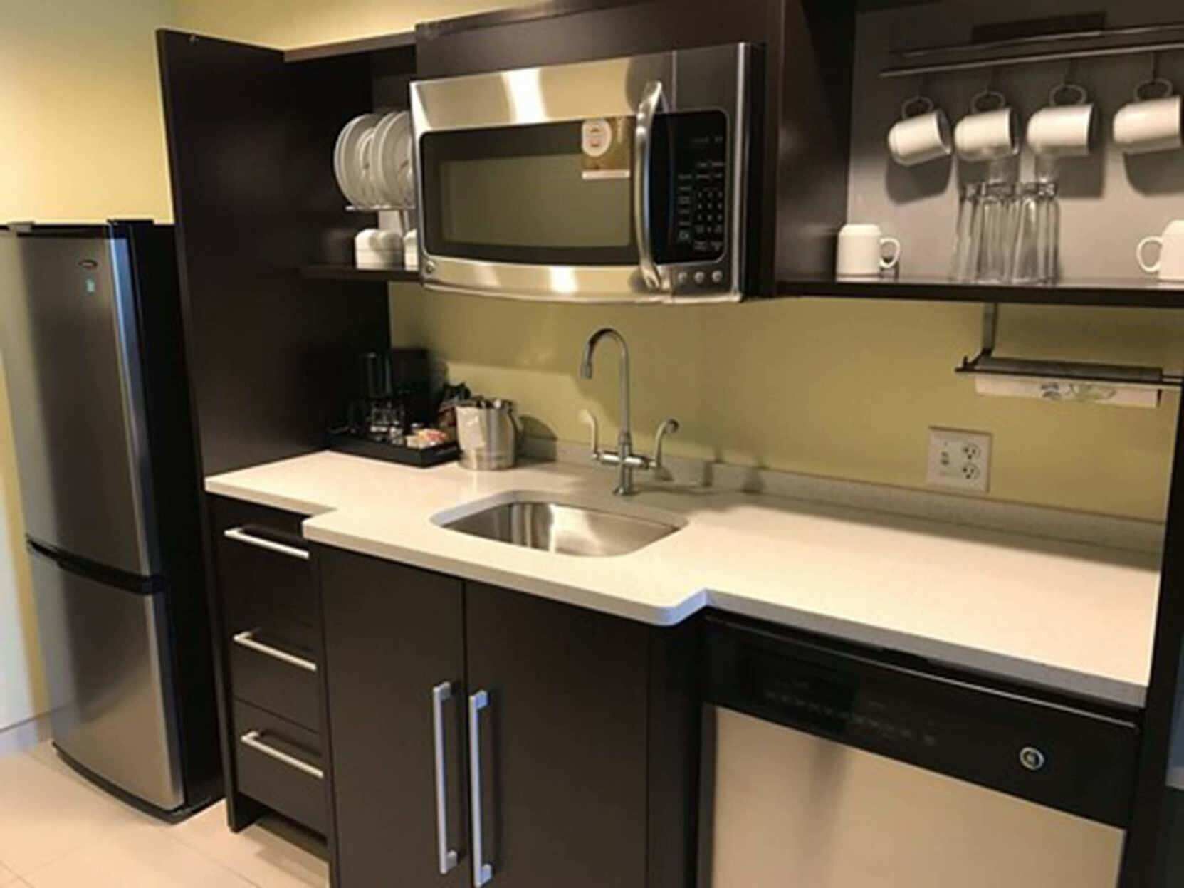 Cocina privada | Refrigerador con congelador, microondas, horno y lavavajillas 