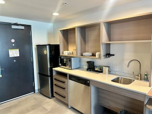 Full-sized fridge, microwave, oven, dishwasher