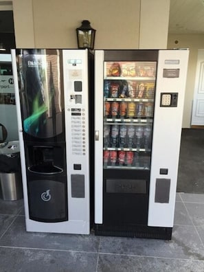 Vending machine - Airport Hotel (Mauregard)