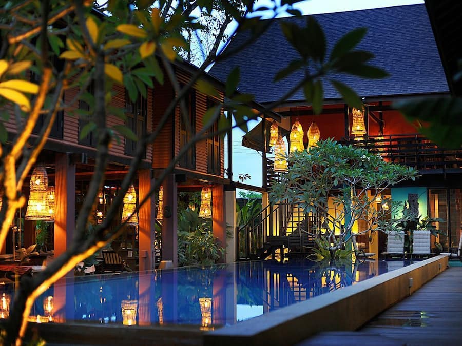 Kolam renang outdoor, dengan kursi berjemur