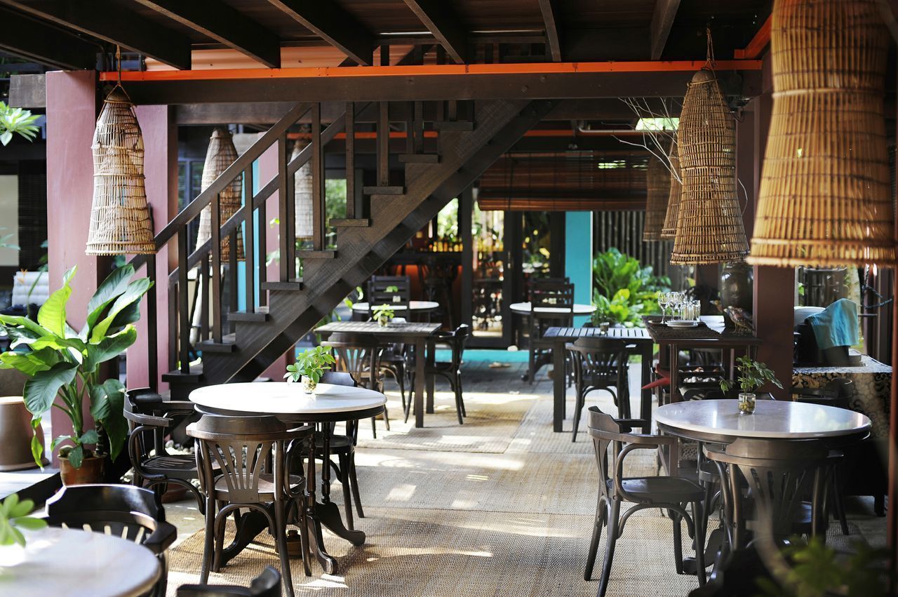 供應早餐、午餐、晚餐；地區菜；池景