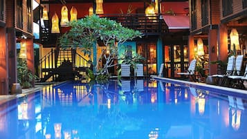 Hồ bơi ngoài trời, ghế dài tắm nắng