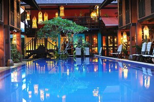 室外游泳池，日光浴躺椅