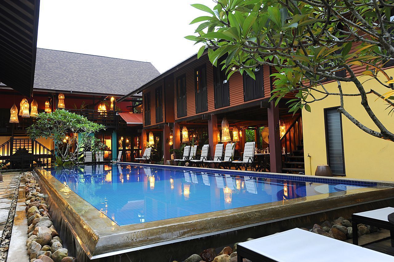 室外泳池；躺椅