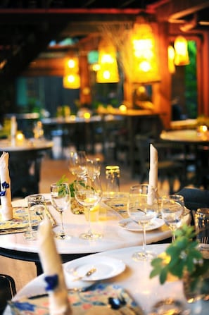 Frokost og lunsj serveres, regionale retter, utsikt mot bassenget