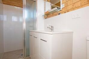 Shower, free toiletries, hair dryer, towels - Coast Inn Motel (Ballina)