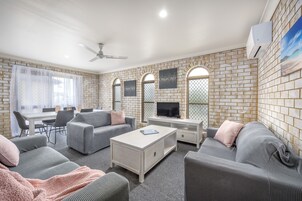 Basic Apartment | Living area