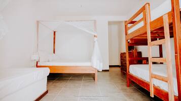 家庭四人房 | 客房内保险箱、办公桌、遮光窗帘、隔音