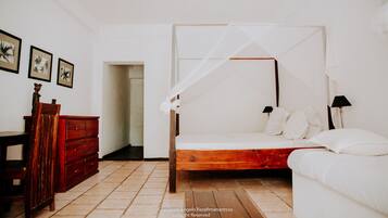 客房内保险箱、办公桌、遮光窗帘、隔音