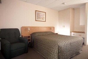 Standardzimmer | Minibar, Schreibtisch, Bügeleisen/Bügelbrett, Babybetten