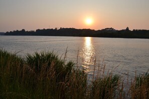 Un llac tranquil amb un cel roig de ponent.
