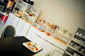 每日供應吃到飽早餐 (每人 EUR12)