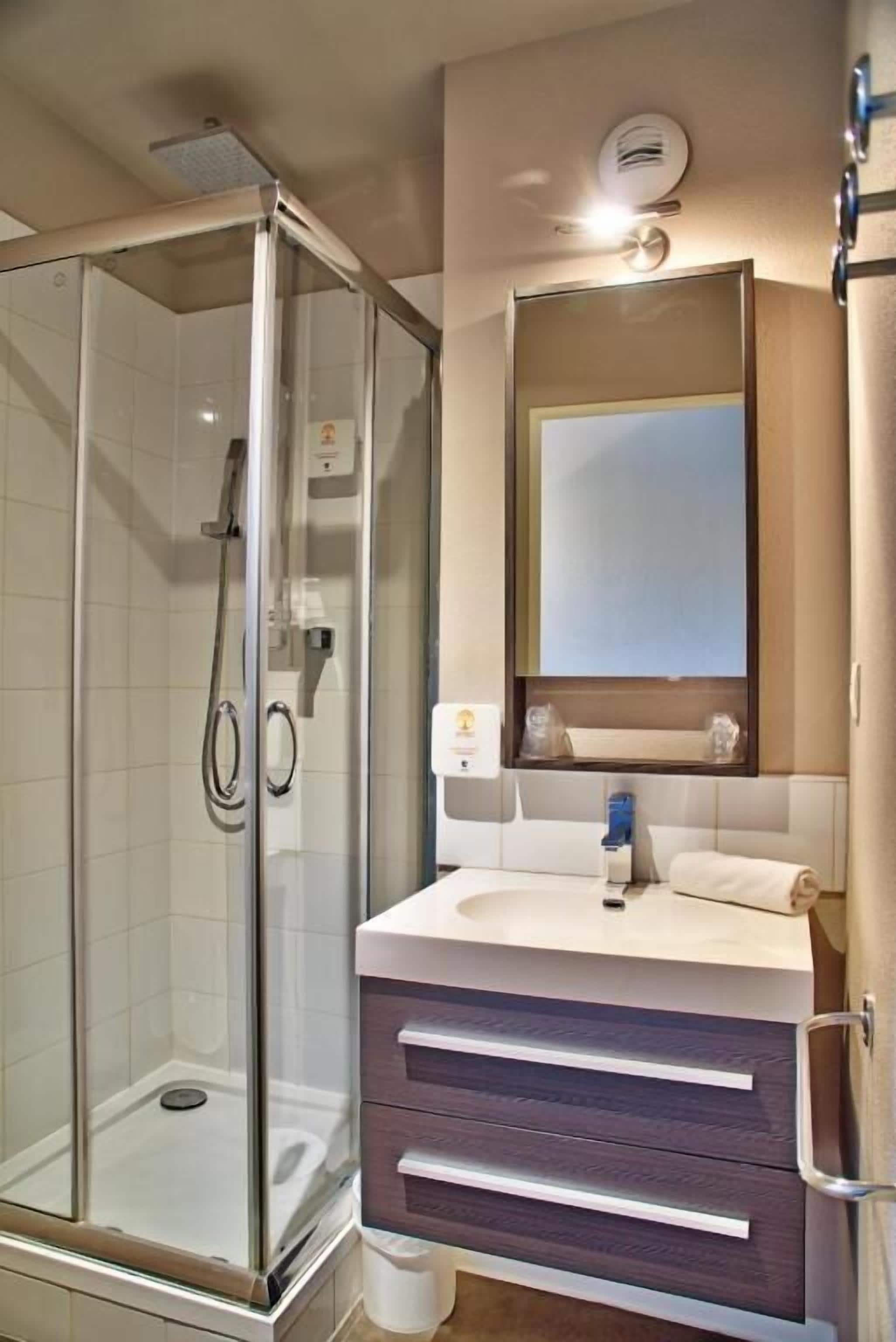 rainfall showerhead, free toiletries, hair dryer, towels