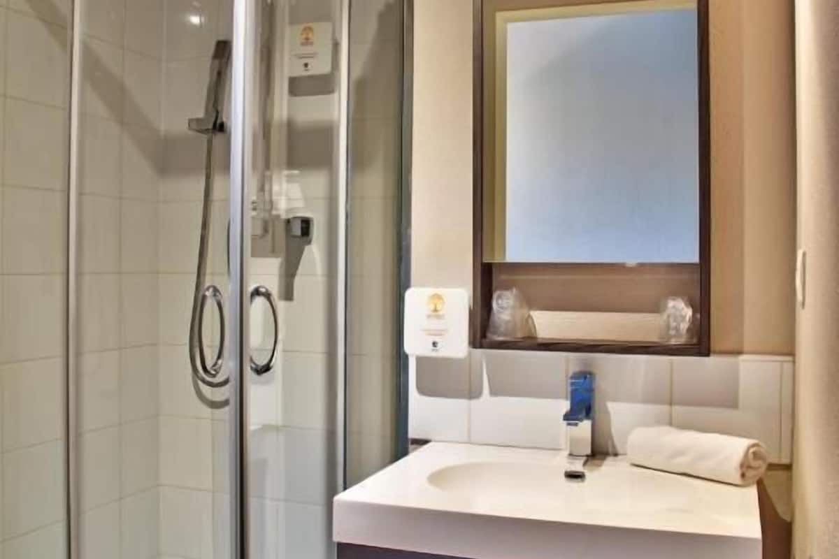 rainfall showerhead, free toiletries, hair dryer, towels