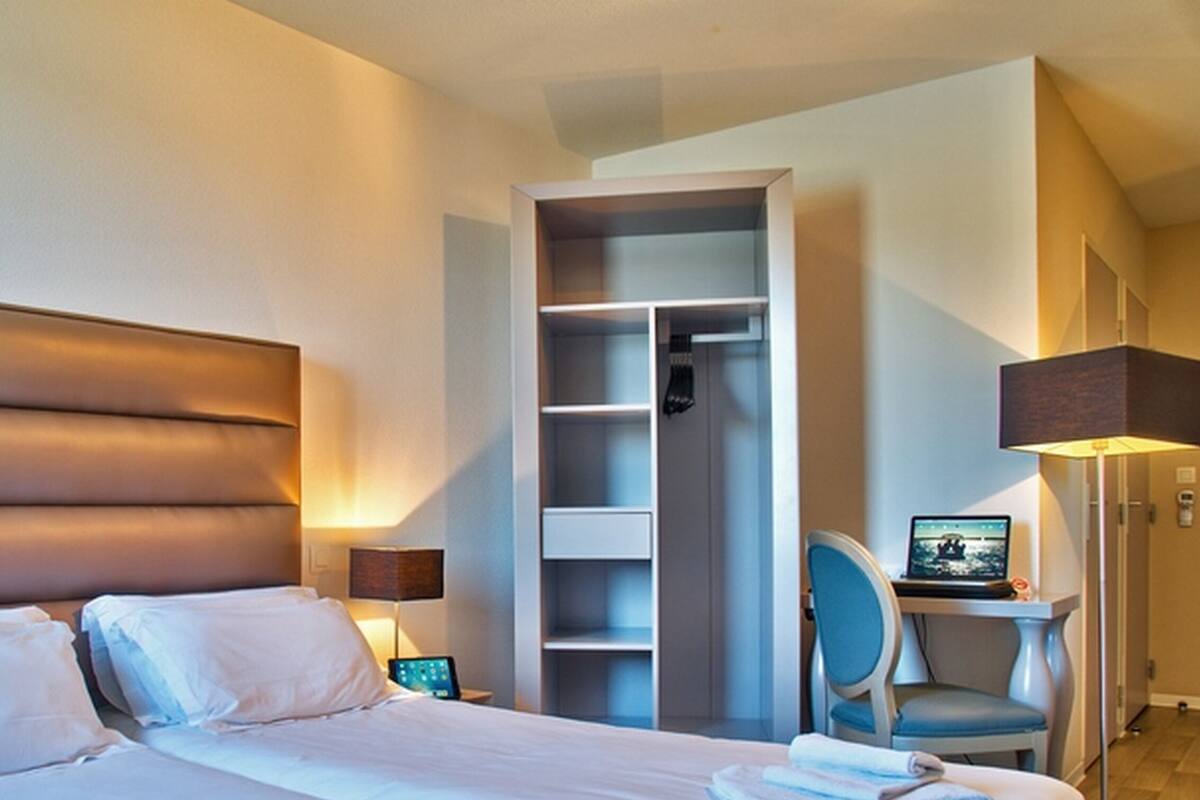 Basic Twin Room with Fan, No Air Conditioning | デスク、防音設備、アイロン / アイロン台、WiFi (無料)