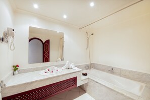 Bañera con ducha, artículos de tocador gratuitos, secador de pelo, bidet