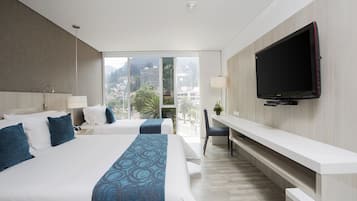 Ropa de cama de alta calidad y caja de seguridad en la habitación
