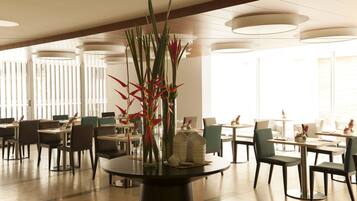 Desayuno continental los fines de semana (COP 41000 por persona)