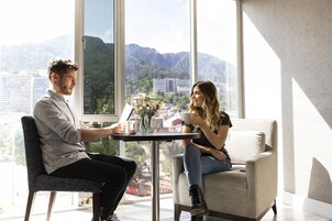 Peralatan tempat tidur premium, peti besi dalam bilik, meja 