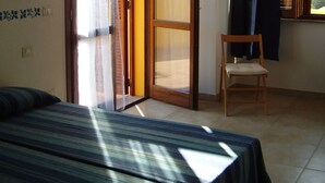 Iron/ironing board (on request), cots/infant beds, rollaway beds - Agriturismo Cuile De Molino (Porto Torres)
