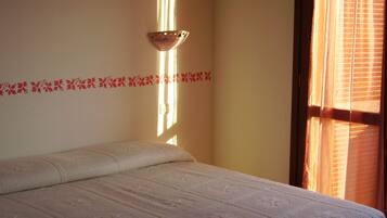 Kamar Double Standar, balkon | Didekorasi berbeda-beda dan setrika/meja setrika