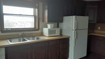 Apartment, 3 Bedrooms | Private kitchenette | Fridge, microwave