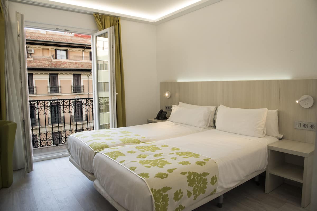 Quarto casal superior | Camas com colchões de espuma com sistema de memória, frigobar