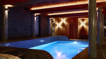 Indoor pool, sun loungers