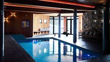 Indoor pool, sun loungers