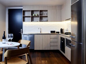 Departamento Deluxe, 2 habitaciones | Cocina privada | Refrigerador, cafetera y tetera y tetera eléctrica 