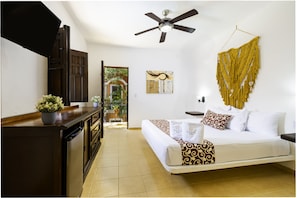 Desk, iron/ironing board, free WiFi, bed sheets - Hotel Casa De Las Flores (Playa del Carmen)