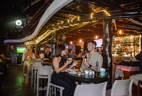 Déjeuner, dîner et souper servis sur place