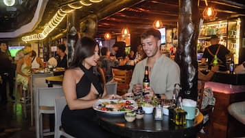 Serviço de café da manhã, culinária mexicana, restaurante ao ar livre