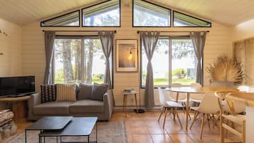 Cabane Classique, 3 chambres, bain à remous, en front de plage | Coin séjour