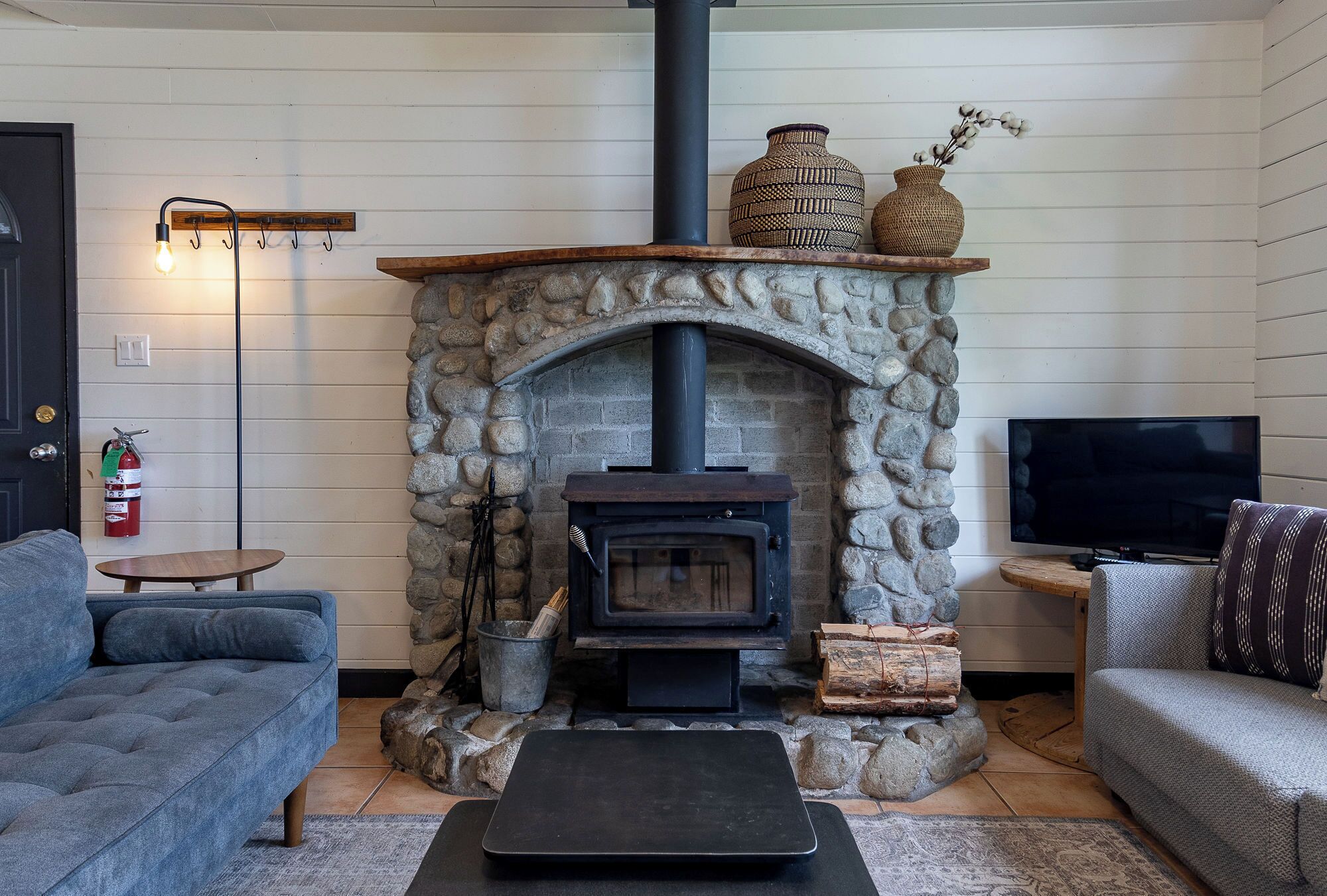 Chalet rustique classique, 3 chambres, baignoire à remous, en face de la plage | Aire de séjour