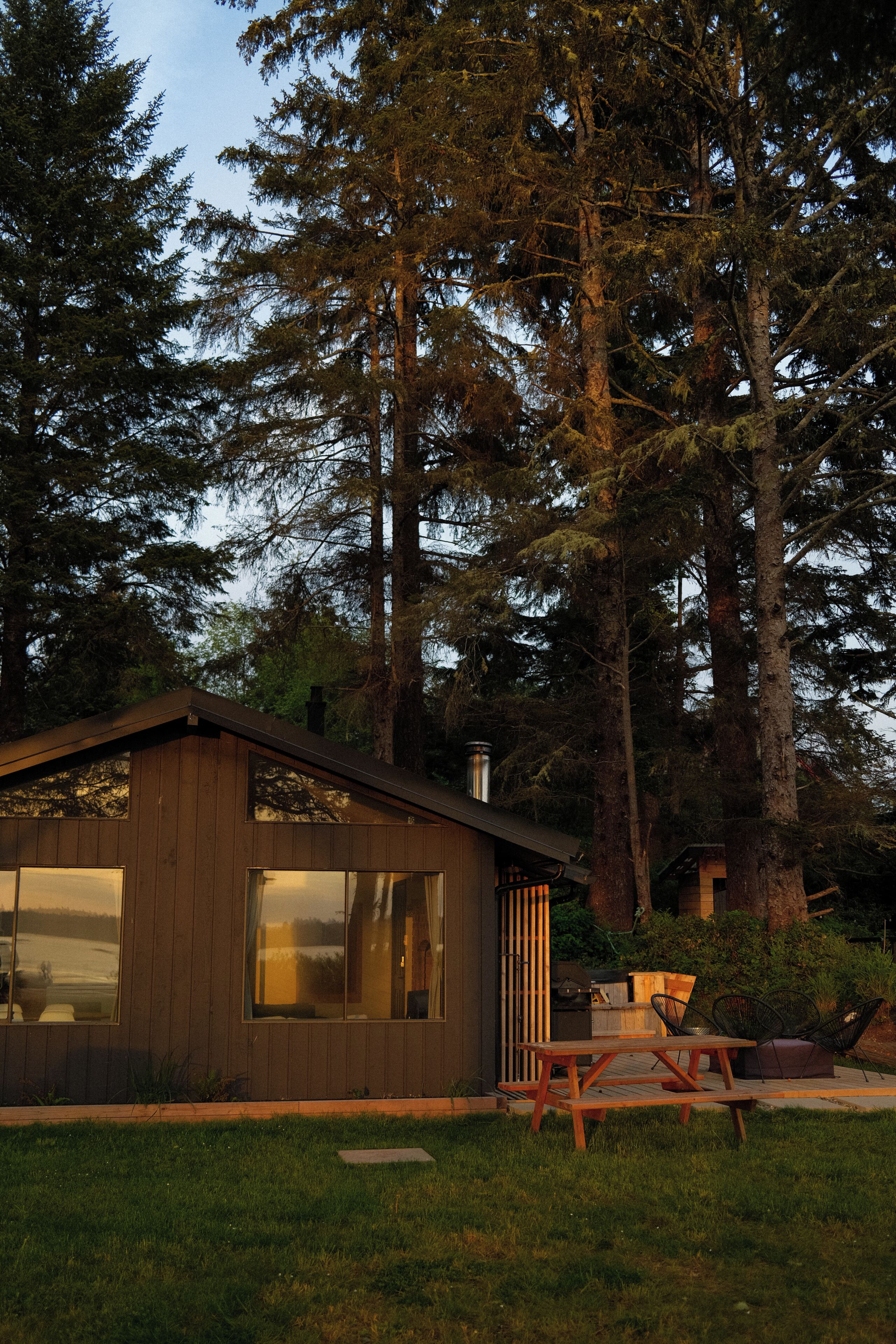 Classic Cabin, 2 Bedrooms, Hot Tub, Beachfront | WiFi (free), bed sheets