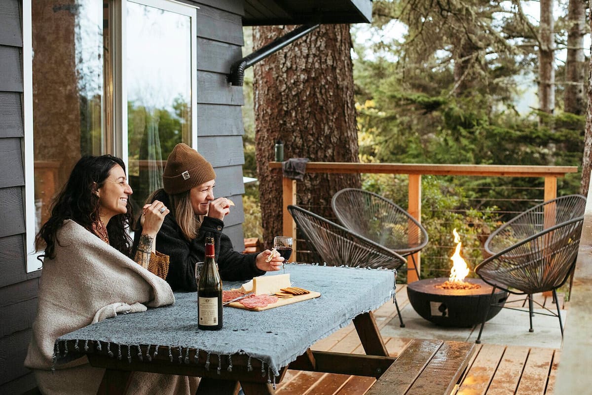 Classic Cabin, 2 Bedrooms, Hot Tub, Ocean View | Living area