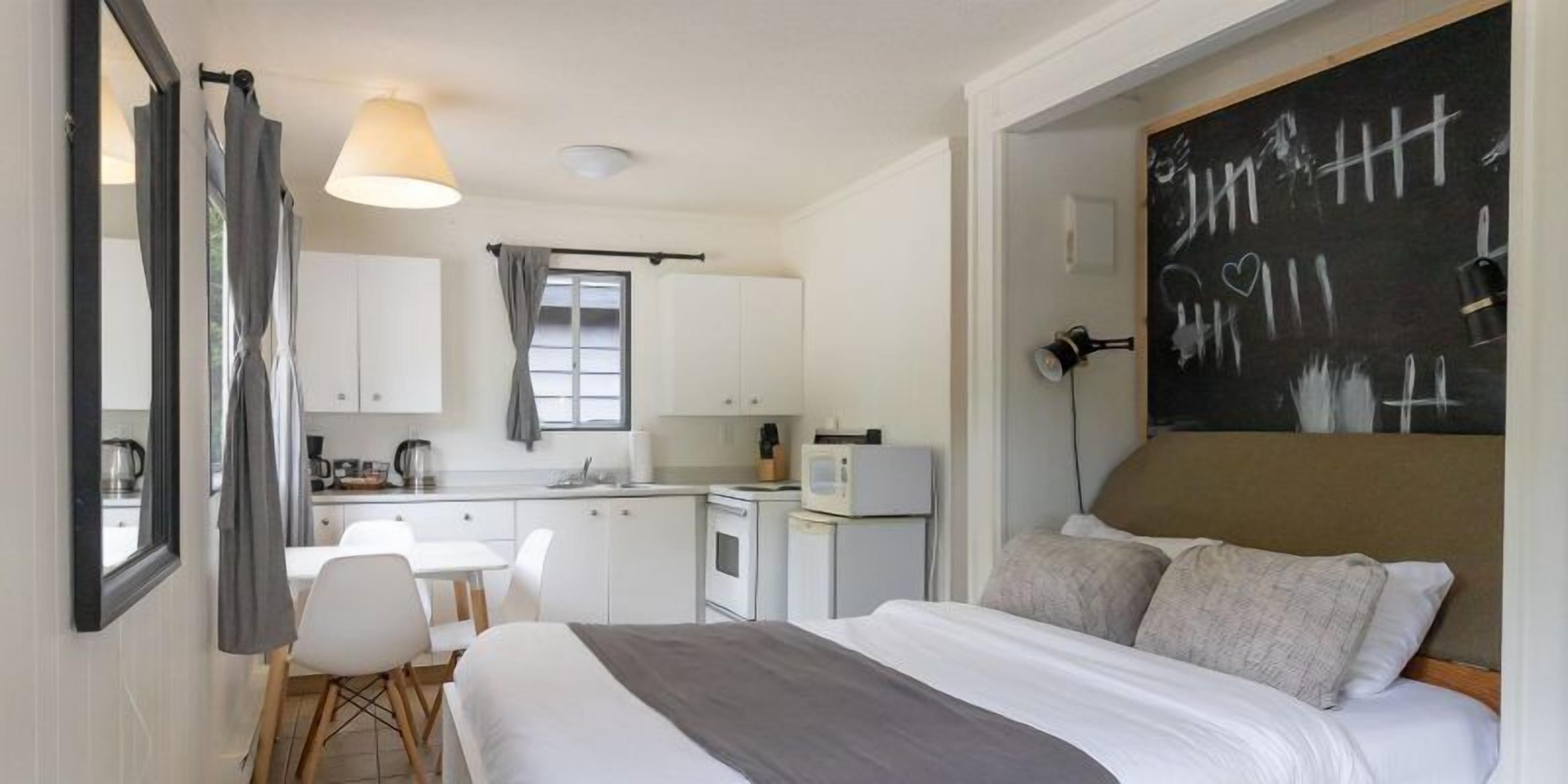 Classic Studio Suite | WiFi (free), bed sheets