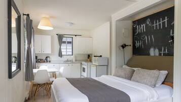 Klassieke studio suite | Individueel gedecoreerd, individueel gemeubileerd, gratis wifi