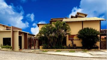 Vista frontal de la propiedad