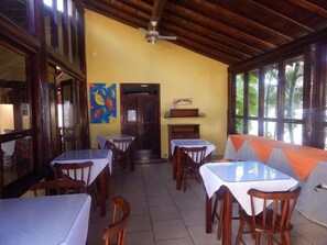 Café da manhã com buffet grátis todos os dias