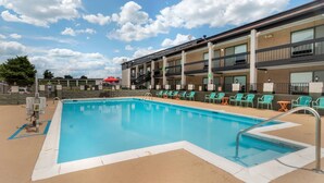 A swimming pool with a clear blue sky and clouds in the background. - Quality Inn Madison - Huntsville (Madison)