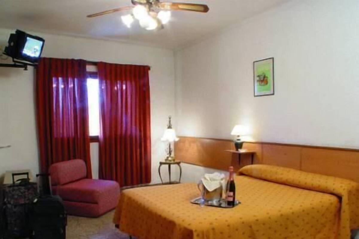 In-room safe, WiFi (free)