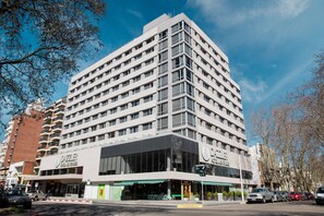 A multi-story hotel with a modern design, featuring a prominent entrance and a large glass facade. - Dazzler by Wyndham Montevideo (Montevideo)