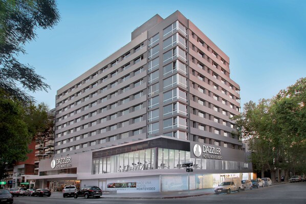 A multi-story hotel with a modern facade, large windows, and a prominent signage for Dazzler Hotel Montevideo. - Dazzler by Wyndham Montevideo (Montevideo)