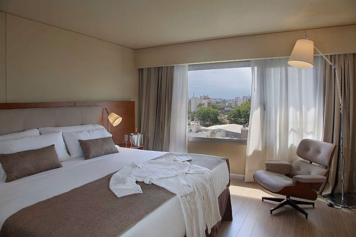 Minibar, caja fuerte, escritorio y cortinas opacas