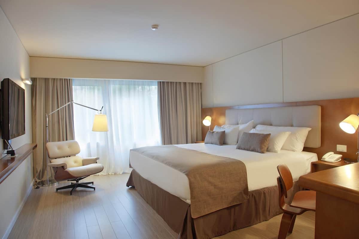 Een minibar, een kluis op de kamer, een bureau, verduisterende gordijnen